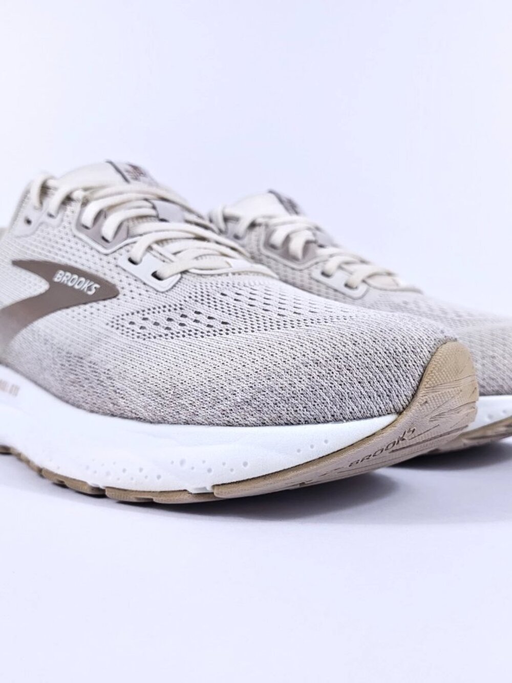 Brooks Ariel GTS 24 Womens 9.5 Stability Cushion Road Running Shoes White